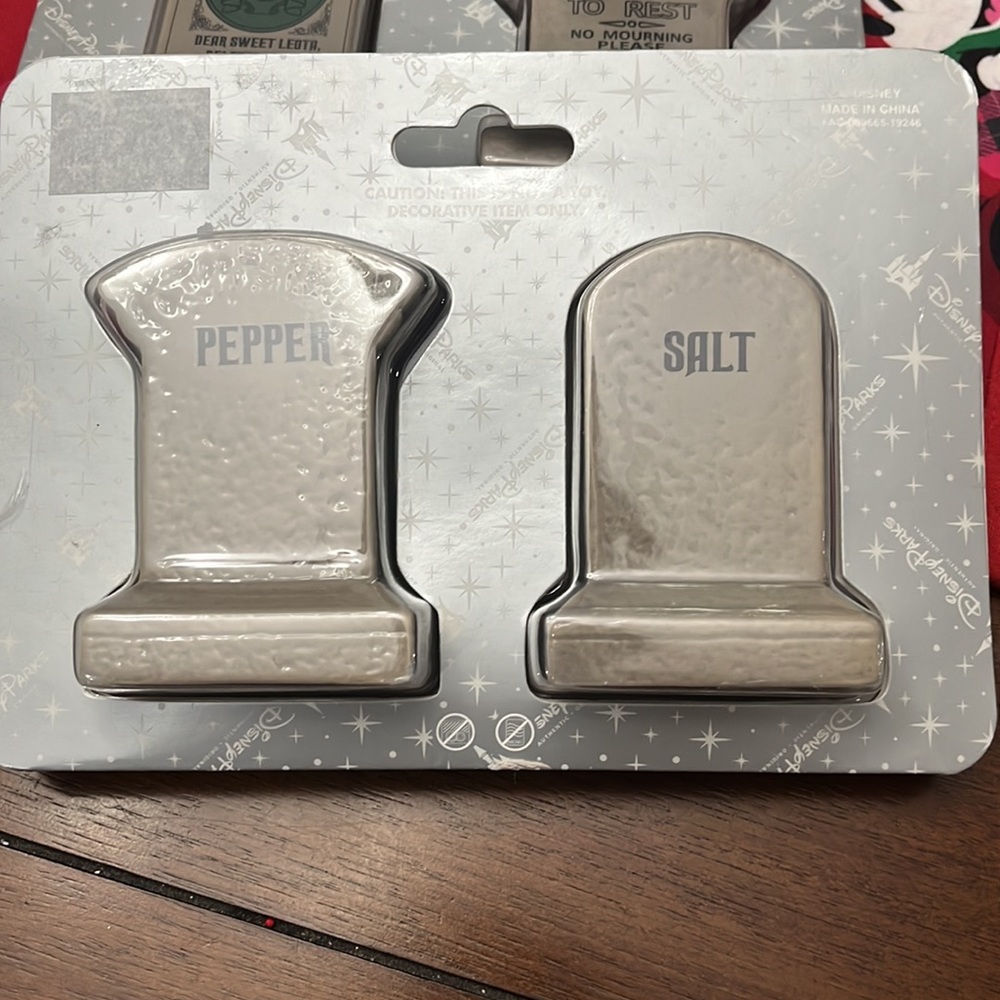 Disney parks haunted mansion salt and pepper - Picture 2 of 2